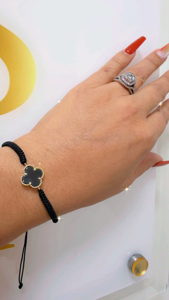 Clover Negra cubierto en Oro 14kt con pulso tejido en negro